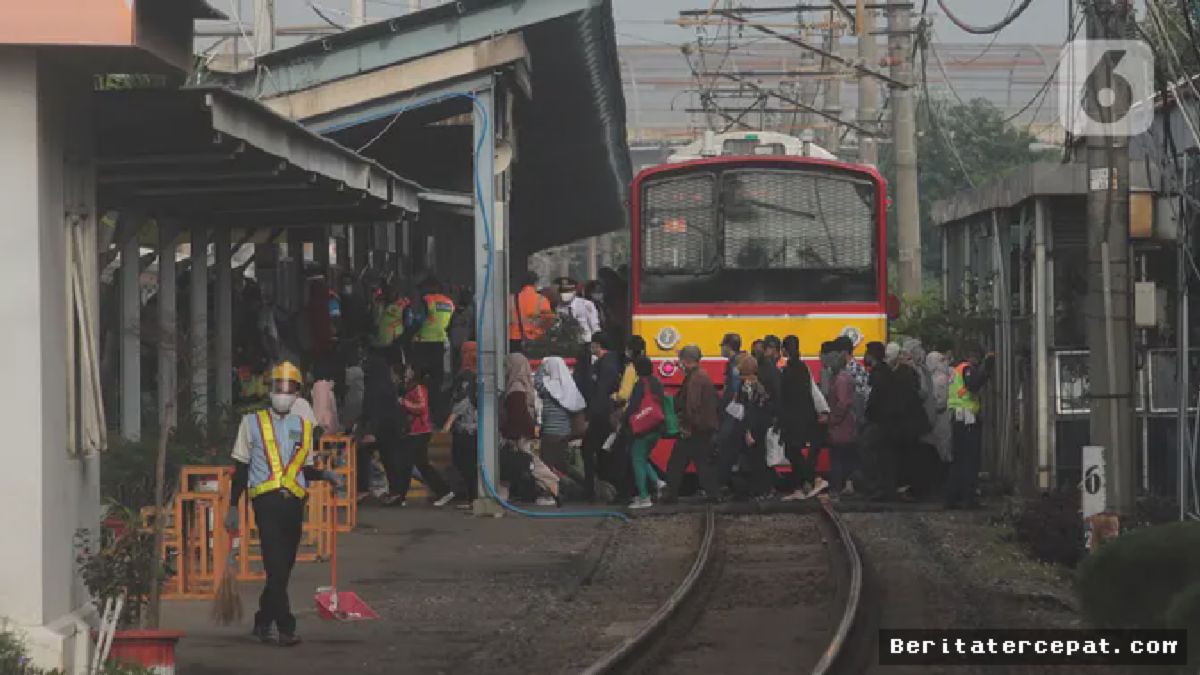 Pembatasan Penumpang KRL Picu Antrean Panjang di Stasiun Bekasi
