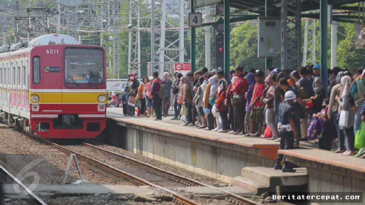 Stasiun Manggarai — Penumpang KRL Melonjak 70% saat Libur Nyepi