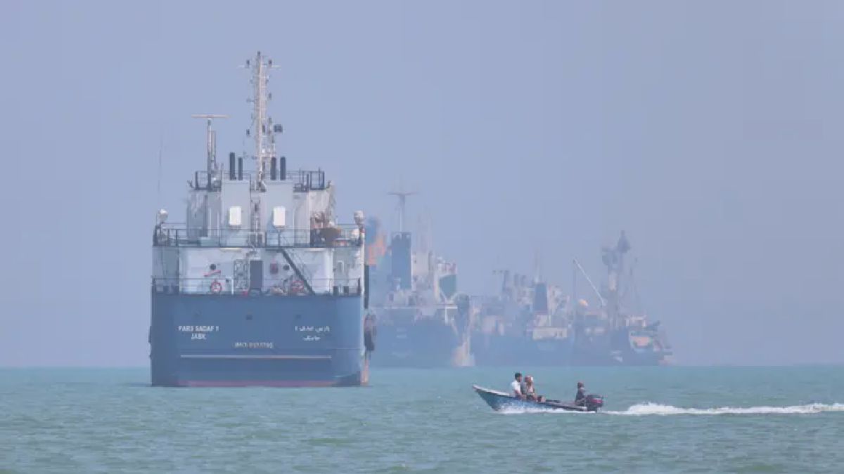 Perahu Motor Kecil Lintasi Kapal Besar di Selat Hormuz