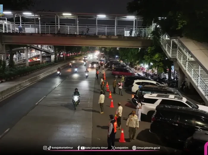 Viral Parkir Liar "Makan" Jalan di Cawang, Dishub DKI Akhirnya Buka Suara dan Koordinasi dengan Pedagang