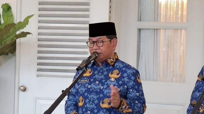 Pramono Ungkap Penyebab Utama Kabel Semrawut di Jakarta, Ditata Bertahap