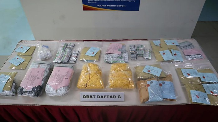 Jaringan Obat Terlarang di Depok Dibongkar, 33.708 Pil Sitaan dari Modus Toko Kelontong dan COD