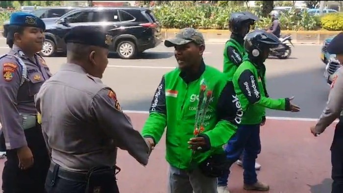 Momen Haru Komunitas Ojol Beri Bunga dan Apresiasi untuk Polisi di Jakpus saat Hari Bhayangkara Ke-80