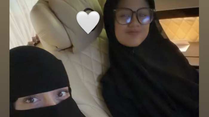 Haru Celine Evangelista Antar Anak Pertama Mondok, Panjatkan Doa Mendalam