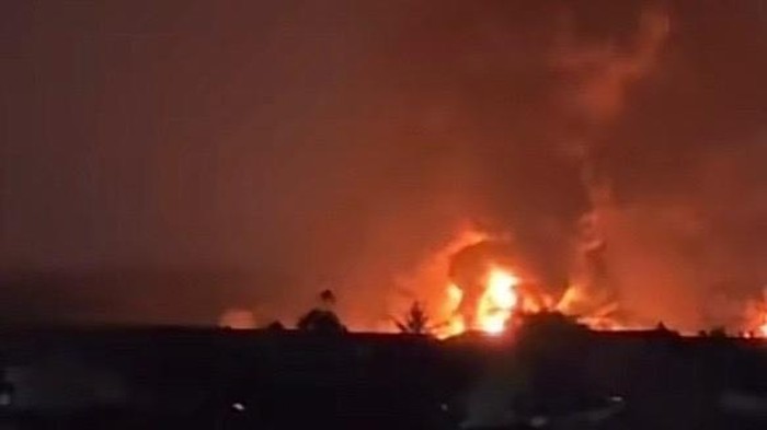 5 Jam Berlalu, Api Masih Berkobar di Pabrik Karet Tangerang