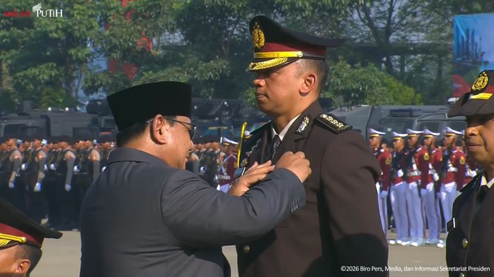 Presiden Prabowo Anugerahkan Bintang Bhayangkara Nararya kepada Tiga Personel Polri di puncak Hari Bhayangkara ke-80