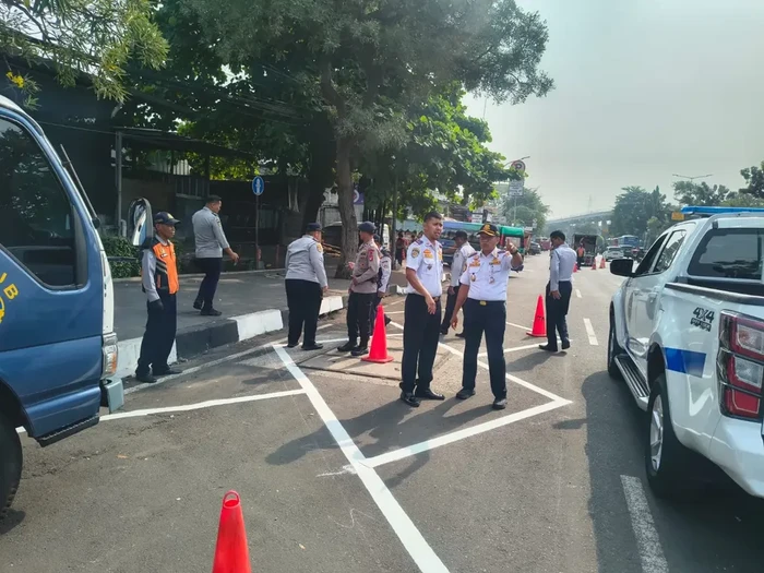 PARKIR LIAR PICU MACET DI CAWANG, DISHUB TERAPKAN PARKIR ON THE STREET