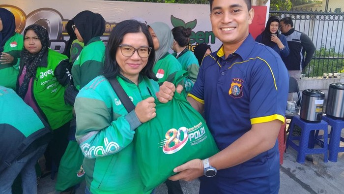 Polda Riau Resmikan Rest Area Khusus Ojol, Lengkap dengan Bantuan Sembako dan Helm Gratis