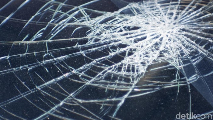 Minibus Tabrak Trotoar dan Tembok Polsek Ciawi Bogor, Lalu Terguling