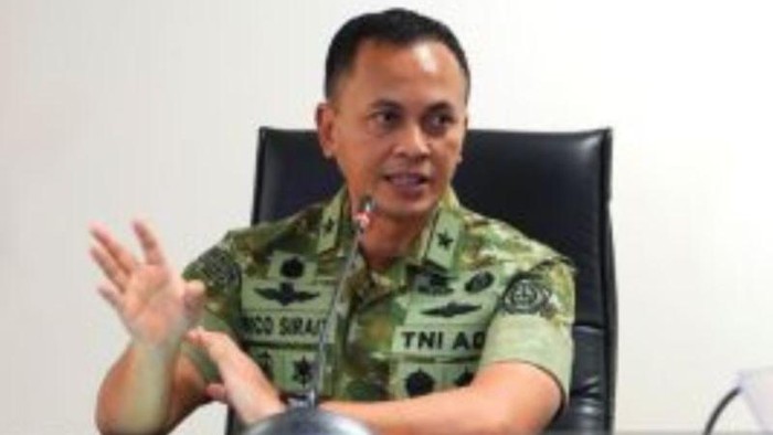 JAKARTA — Kementerian Pertahanan (Kemhan) resmi menghentikan program latihan dasar kemiliteran (latsarmil) yang sebelumnya diperuntukkan bagi para Sarjana Penggerak Pembangunan Indonesia (SPPI). Para peserta ini merupakan calon pengelola atau manajer untuk Koperasi Desa/Kelurahan Merah Putih (KDKMP) dan Koperasi Nelayan Merah Putih (KNMP). Sebagai gantinya, pendekatan pelatihan kini diubah secara fundamental menjadi Latihan Pembekalan Bela Negara dan Manajerial.