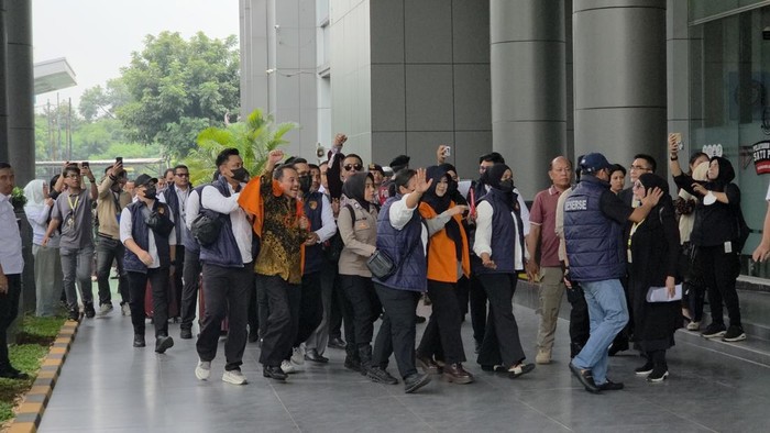 BERKAS PERKARA DILIMPAHKAN, ROY SURYO DAN DR TIFA TIBA DI KEJARI JAKSEL