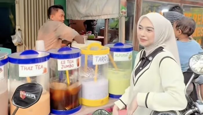 Dermawan di Era Digital: Ria Ricis, Artis yang Hobi Membuat Hari Pedagang Kecil Lebih Berarti