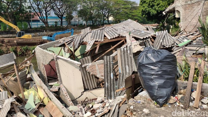 Rumah di Pinggir Kali Benhil Terdeteksi Miring Sepekan Sebelum Longsor, Pemilik Singgung Normalisasi Ciliwung