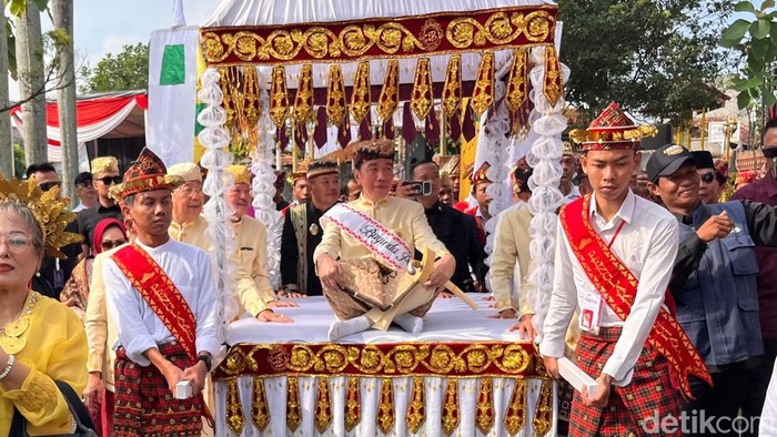Jokowi Dianugerahi Gelar Adat Baginda Pemuka Bangsa dalam Safari di Lampung