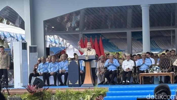 Presiden Prabowo Subianto secara terbuka mengungkapkan motivasi utamanya terjun ke dunia politik. Dalam sebuah kesempatan bertemu langsung dengan para petani dan nelayan, ia menuturkan bahwa keprihatinannya melihat minimnya perhatian kalangan elite terhadap penderitaan rakyat kecil menjadi pendorong terbesarnya.