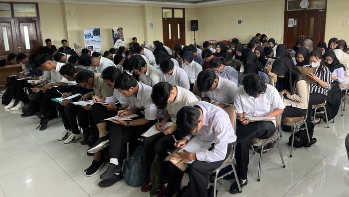 Kisah Andika, Generasi Sandwich Lulusan SMK yang Berburu Kerja di Job Fair Jakarta Barat