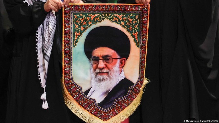 Pilihan Ayat Saat Delegasi Saudi Hadiri Pemakaman Khamenei Jadi Sorotan