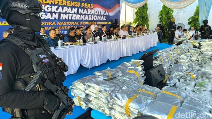 BNN Tangkap 12 Orang dalam Penggerebekan Gudang 3,37 Ton Narkoba di Gresik