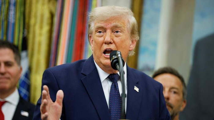 Trump Ngaku Awalnya Tak Tahu Arti Wasit Beri Kartu Merah ke Pemain AS Balogun