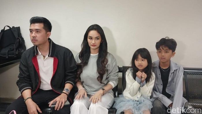Makin Go Public! Faby Marcelia Bawa Kevin ke Lokasi Syuting Live, Tampil Kompak Bersama Anak