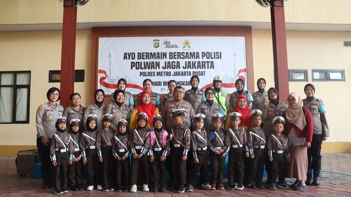 Polwan Jakarta Pusat Ajak Polisi Cilik Bermain, Tanamkan Pengenalan Polisi Sejak Dini
