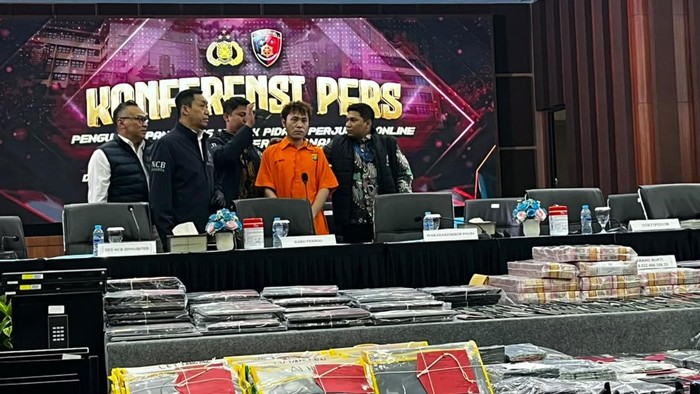 Polri Amankan Buron Kelas Kakap Asal China di Bandara Soetta, Pemain Besar Jaringan Penipuan Internasional