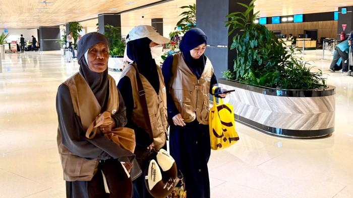Lambaian Doa dari Pinggir Jalan Akhirnya Terjawab, Ema Penarik Becak Sampah Berangkat Umrah