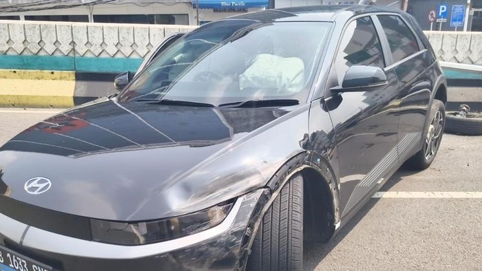 Mobil Ioniq Tabrak PJU hingga Roboh di JLNT Antasari Jaksel