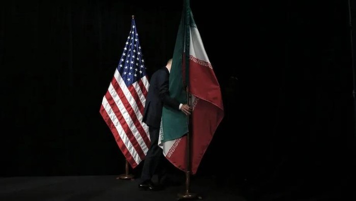 WASHINGTON DC — Amerika Serikat dan Iran mencapai kesepakatan untuk menghentikan aksi saling serang yang memanas dalam beberapa hari terakhir. Sebagai langkah diplomasi lanjutan, kedua negara dijadwalkan menggelar perundingan di Doha, Qatar, pekan ini guna menyelesaikan perselisihan krusial mengenai Selat Hormuz.