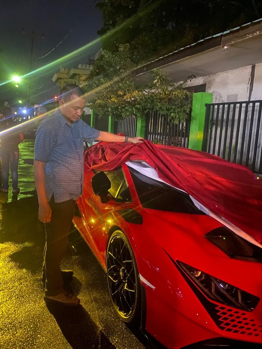 Mobil Mewah Bos Tambang Disita Kejagung, Ditemukan Terbengkalai di Gang Sempit Kalbar
