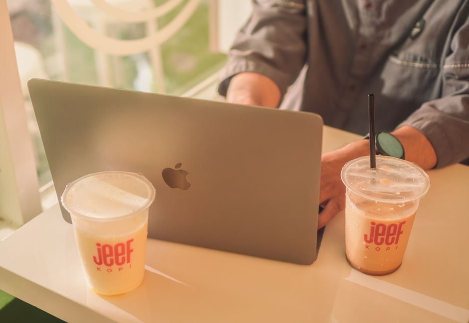 Strategi Branding Kedai Kopi di Era Digital: Dari Secangkir Latte Menjadi Komunitas Loyal