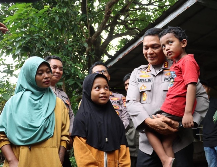 Kapolres Depok Beri Bantuan Bocah Novi yang Viral Ngamen demi Biaya Sekolah