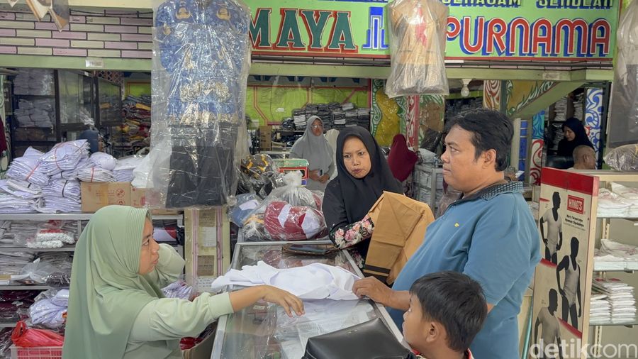 Orang Tua di Surabaya Mulai Serbu Toko Seragam, Stok Perlengkapan Sekolah Diprediksi Menipis dalam Sepekan