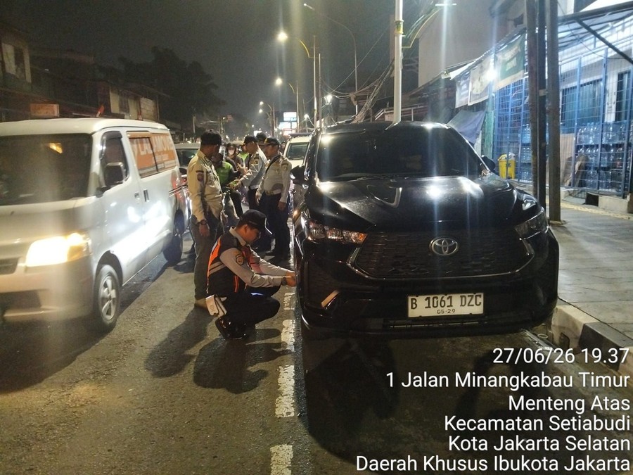 Dishub Cabut Pentil Mobil-mobil Parkir Liar di Jl Minangkabau Jaksel