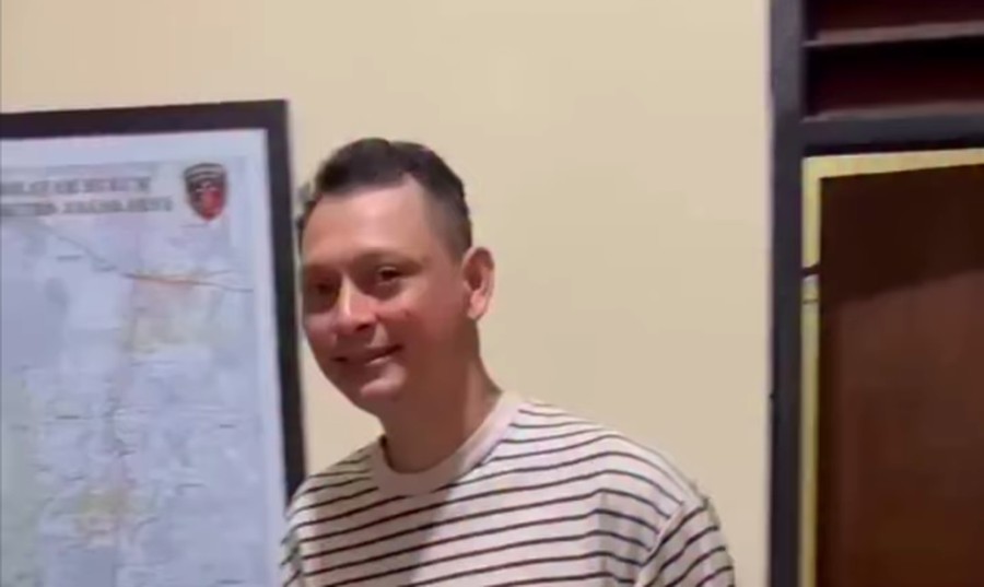 Jakarta  - Teka-teki di balik senyuman misterius seorang pengendara motor Kawasaki Ninja usai diringkus polisi akhirnya terkuak. Pria bernama Fredik Risya Samuel (37) itu kedapatan tengah dalam pengaruh narkoba saat melakukan aksi pemukulan brutal terhadap pemotor lain di kawasan Jagakarsa, Jakarta Selatan.