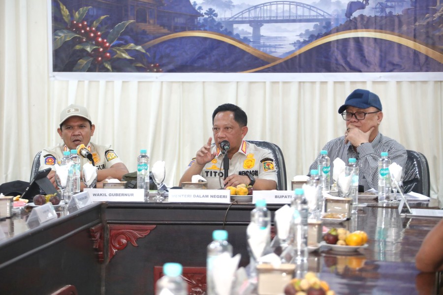 BENER MERIAH, Beritatercepat.com  – Pemerintah pusat dan daerah bersama elemen masyarakat Kabupaten Bener Meriah menyepakati percepatan rehabilitasi dan rekonstruksi infrastruktur vital pascabencana hidrometeorologi. Fokus utama pemulihan diarahkan pada akses jalan dan jembatan yang terputus, agar konektivitas dan aktivitas ekonomi warga dapat segera pulih.