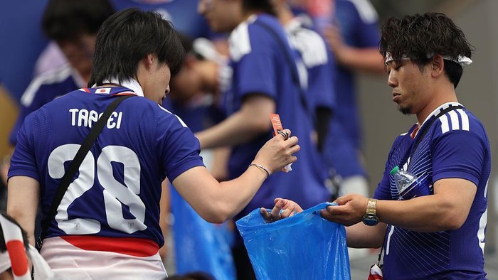 Bersih-Bersih Stadion Piala Dunia, Suporter Jepang Tuai Kritik Soal Standar Ganda di Rumah