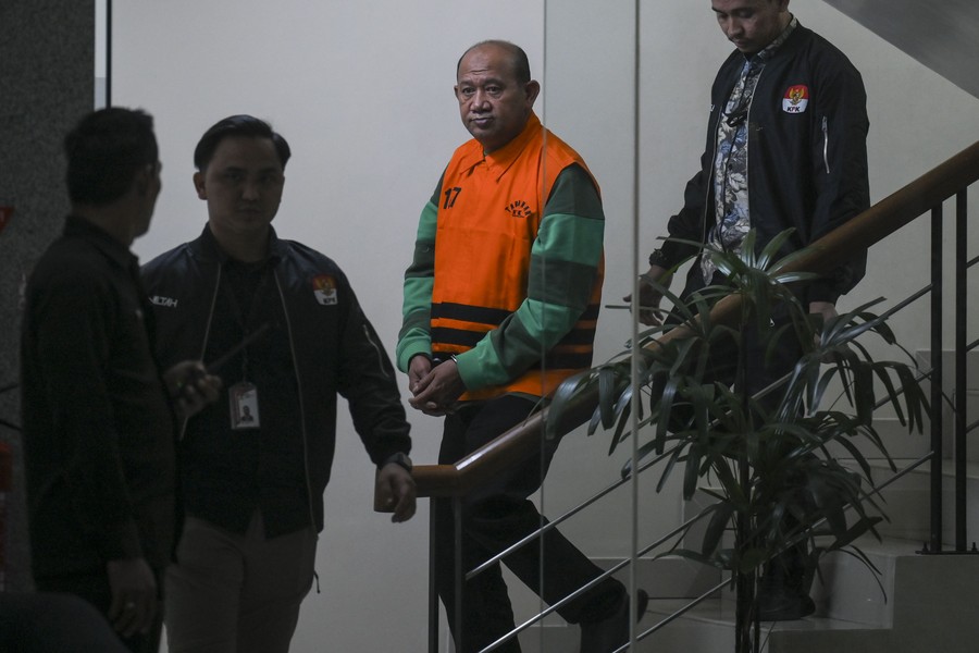 Potret Bupati Langkat Kenakan Rompi Oranye KPK Usai Ditetapkan Tersangka