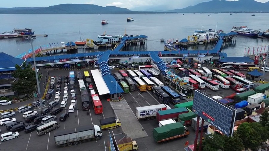 Kemacetan Parah di Pelabuhan Ketapang, Antrean Kendaraan Mencapai 7 Kilometer