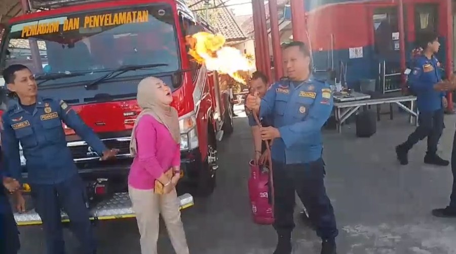 Warga Sumedang Minta Damkar Tiup 'Lilin' dari Semburan Api LPG
