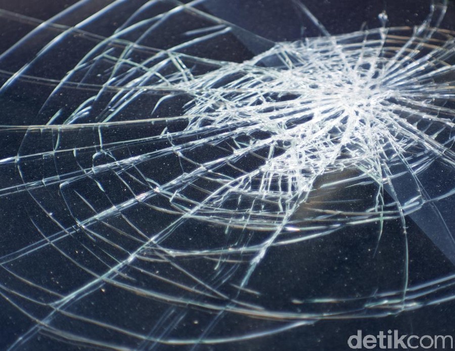 Viral Pemotor Masuk Tol BORR, Jatuh Saat Ditegur Petugas Kebersihan