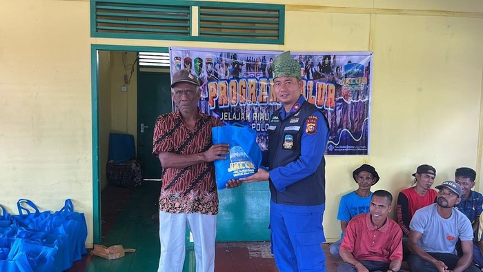 Sambut Hari Bhayangkara, JALUR Polda Riau Salurkan Sembako, Layanan Kesehatan, dan Buku ke Warga Pesisir