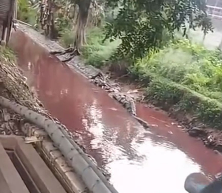 Geger, Air Kali Sadang Bekasi Mendadak Merah Menyerupai Darah