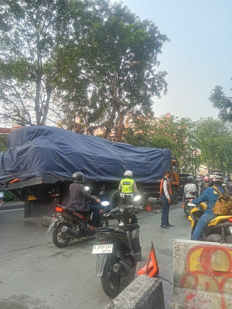 Truk Patah As Roda di Jalan Cengkareng, Lalu Lintas Macet Panjang