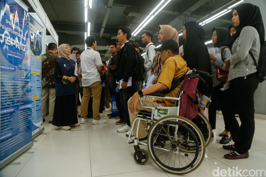 Ribuan Pelamar Serbu Job Fair Bekasi, Penyandang Disabilitas dan Orang Tua Tunjukkan Semangat Juang