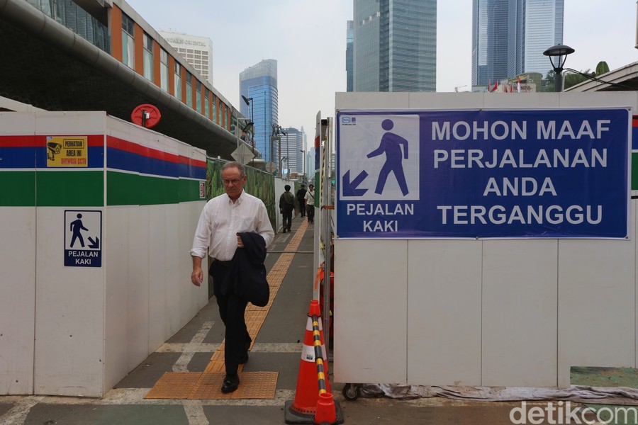 Trotoar Darurat MRT Bundaran HI Disulap Jadi Lorong Taman Labirin