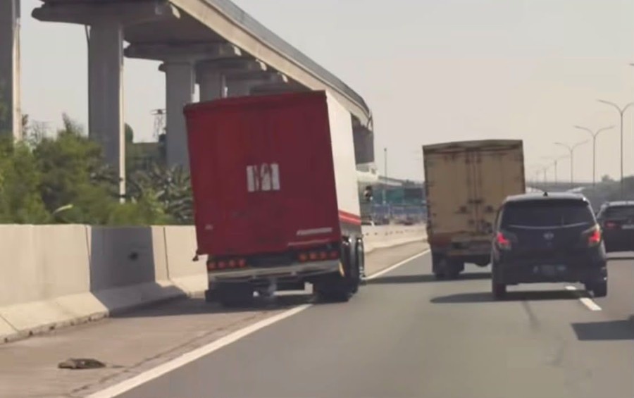Aksi Membahayakan Truk Merah di Jagorawi Viral, Pengemudi Zig-zag di Lajur Cepat
