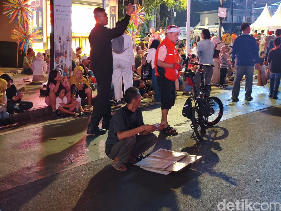 Tukang Tikar ‘Semen’ Ragunan Coba Peruntungan di Puncak HUT Jakarta Bundaran HI