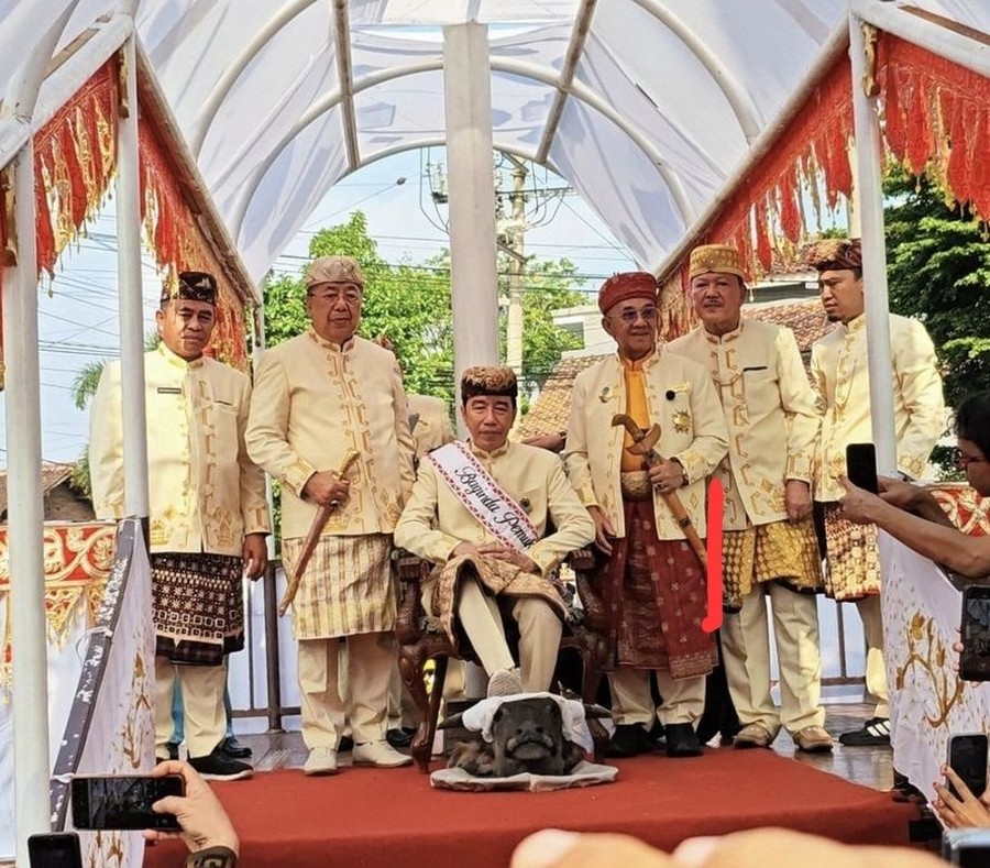 Prosesi Adat Jokowi Injak Kerbau Dikaitkan dengan Simbol Partai, PDIP dan PSI Beda Sikap