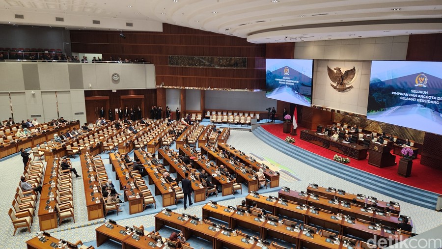 Rapat Paripurna DPR: 293 Anggota Hadir Langsung Dipimpin Puan Maharani